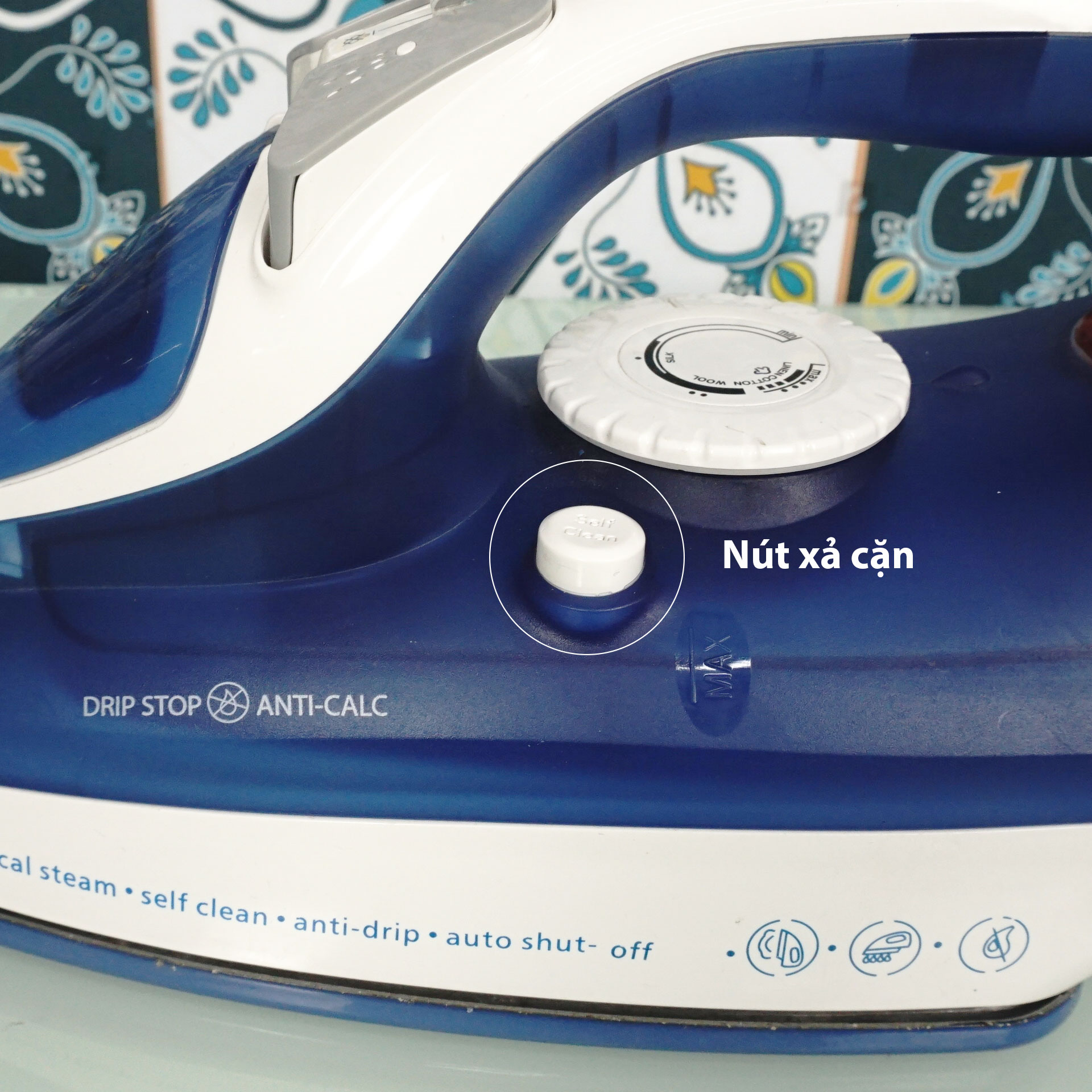Bàn là hơi nước Daelux DB95 công suất 2000W